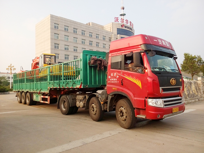 沃爾華集團(tuán)2臺(tái)挖掘機(jī)裝車(chē)即將出口委內(nèi)瑞拉