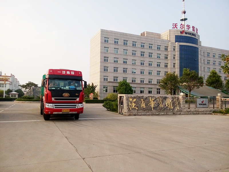 沃爾華集團(tuán)2臺(tái)挖掘機(jī)裝車(chē)即將出口委內(nèi)瑞拉