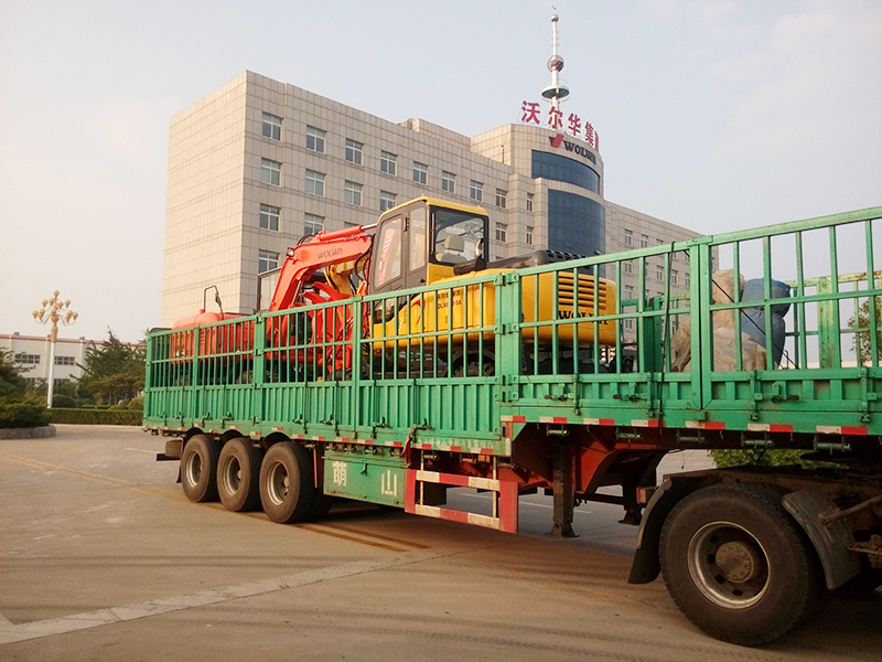 沃爾華集團(tuán)2臺(tái)挖掘機(jī)裝車(chē)即將出口委內(nèi)瑞拉