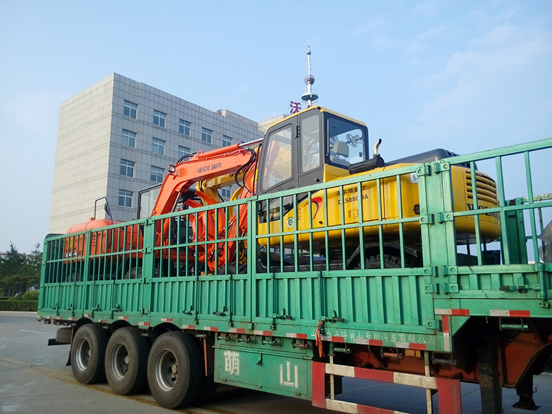 沃爾華集團(tuán)2臺(tái)挖掘機(jī)裝車(chē)即將出口委內(nèi)瑞拉